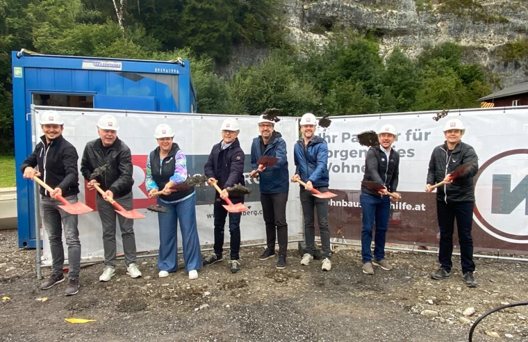 Feierten gemeinsam den Spatenstich (v. l. n. r.): Martin Kohler (Rhomberg Bau), Gemeindevorstand und Obmann des Gesundheits- und Pflegeausschusses Dr. Reinhard Bacher, Vizebürgermeisterin Elke Zimmermann, Thomas Schöpf (Geschäftsführer WS), 	Architekt Marcus Ender, Bauamtsleiter Ing. Thomas Graß, Josef Jenny (WS) und Christian Jauk (Rhomberg Bau). Bild: Rhomberg Bau Feierten gemeinsam den Spatenstich (v. l. n. r.): Martin Kohler (Rhomberg Bau), Gemeindevorstand und Obmann des Gesundheits- und Pflegeausschusses Dr. Reinhard Bacher, Vizebürgermeisterin Elke Zimmermann, Thomas Schöpf (Geschäftsführer WS), 	Architekt Marcus Ender, Bauamtsleiter Ing. Thomas Graß, Josef Jenny (WS) und Christian Jauk (Rhomberg Bau). Bild: Rhomberg Bau